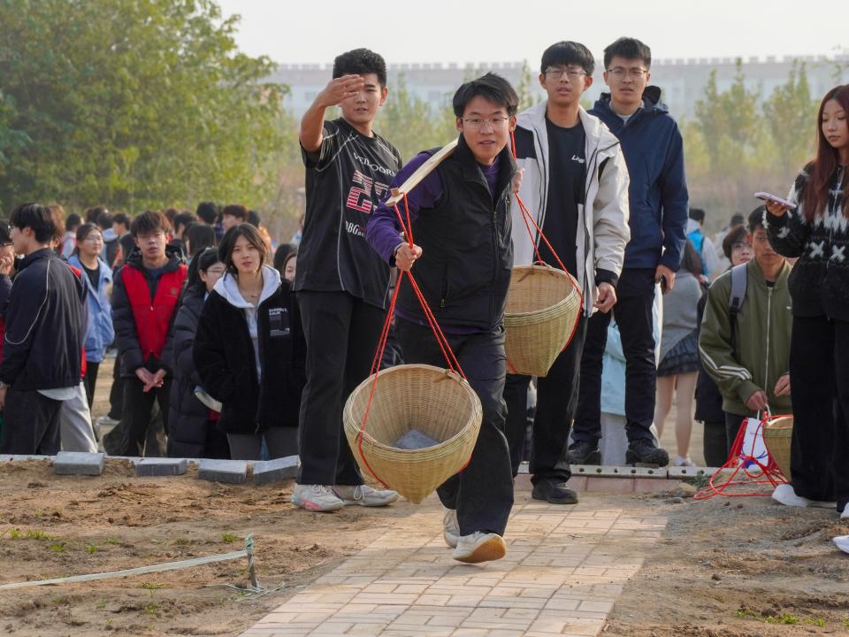 我校首届师生农耕趣味运动会在平度校区举行